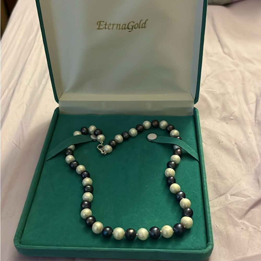 Eterna Pearl Necklace - Black and White-NWOT